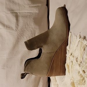 Toms sz 9 wedge bootie cream